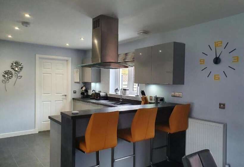 דירת נופש 4 Bed House In Elgin, Optional Fee For Hot Tub