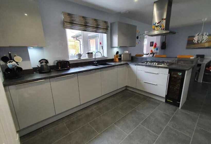 דירת נופש 4 Bed House In Elgin, Optional Fee For Hot Tub