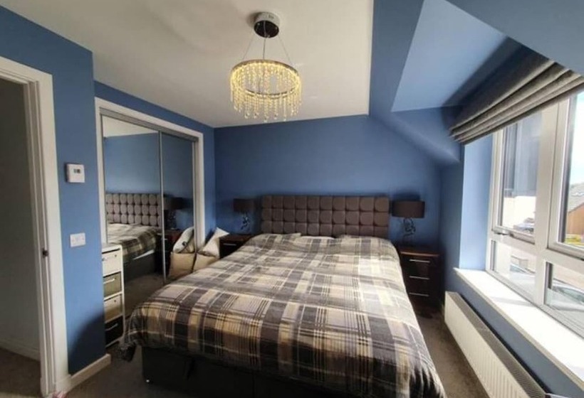 דירת נופש 4 Bed House In Elgin, Optional Fee For Hot Tub