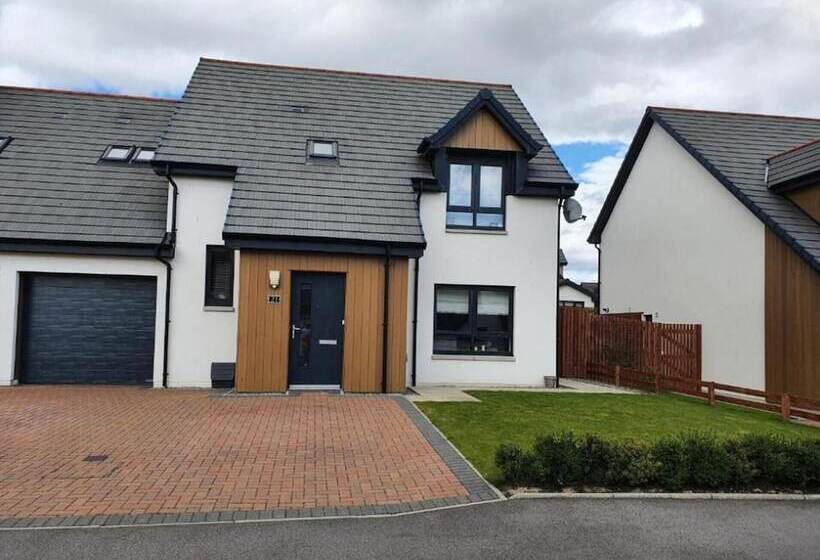 דירת נופש 4 Bed House In Elgin, Optional Fee For Hot Tub