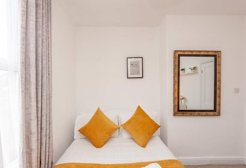 דירת נופש Leeds 4 Bed House Sleeps 9, Free Parking & Wifi