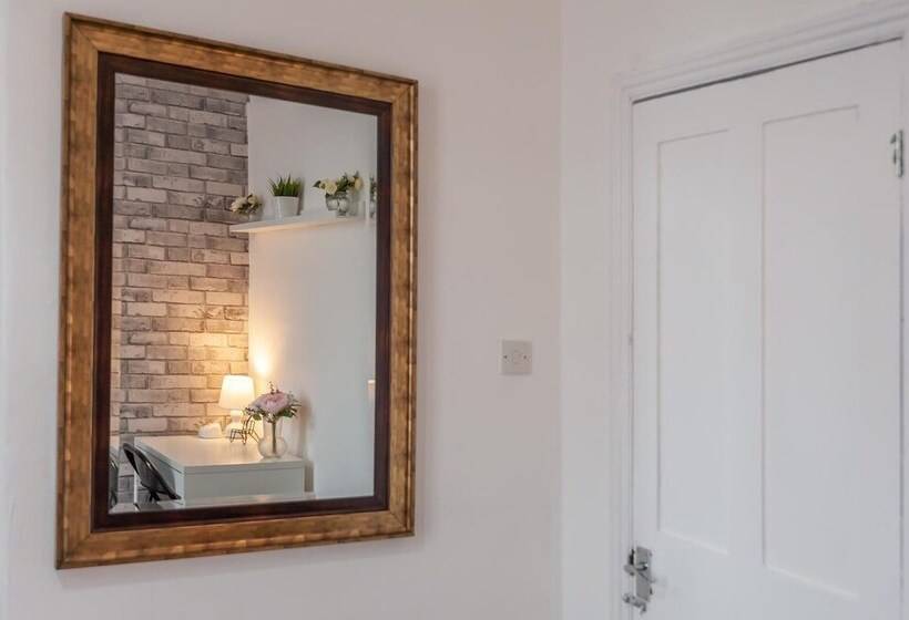 דירת נופש Leeds 4 Bed House Sleeps 9, Free Parking & Wifi