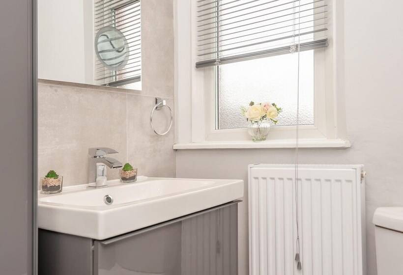 דירת נופש Leeds 4 Bed House Sleeps 9, Free Parking & Wifi