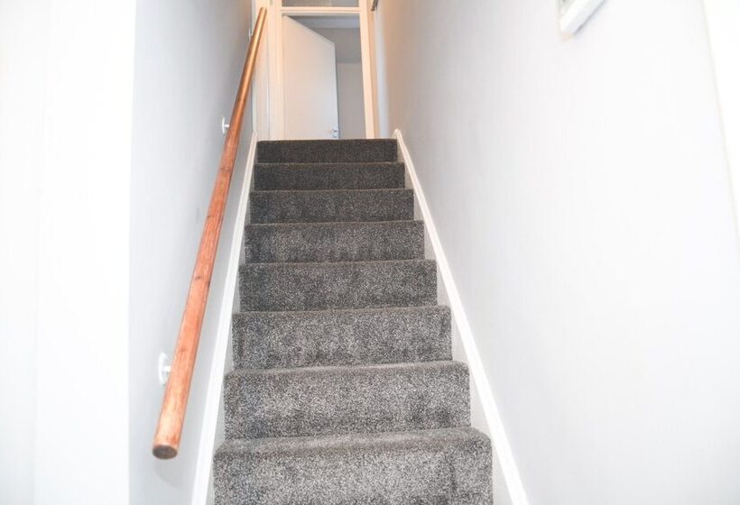 דירת נופש 2ndhomestays  Willenhall Charming 3 Bedroom Home
