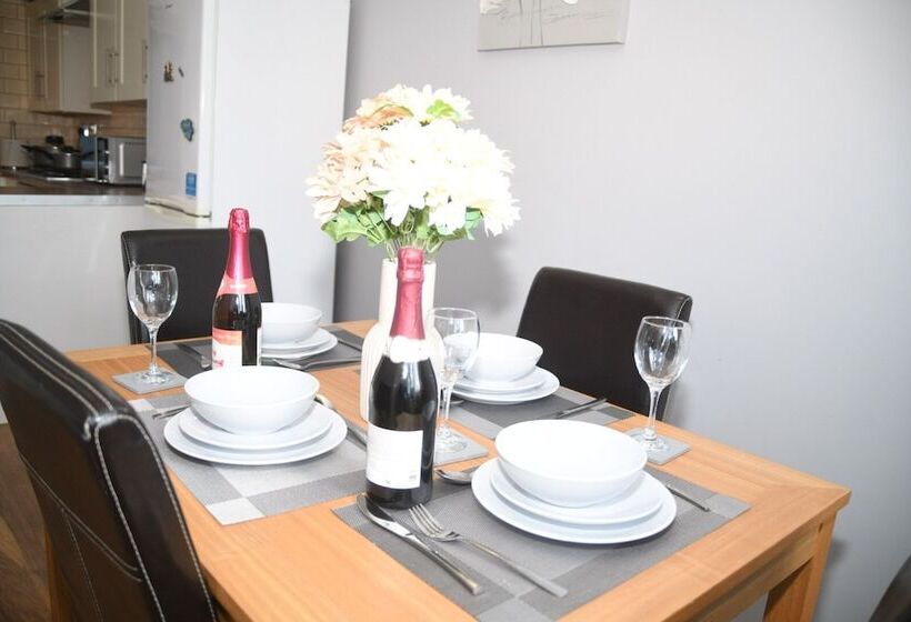 דירת נופש 2ndhomestays  Willenhall Charming 3 Bedroom Home