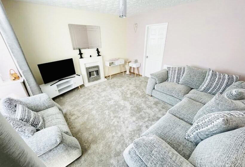 Резиденция Lovely And Affordable House Closer To The Sea