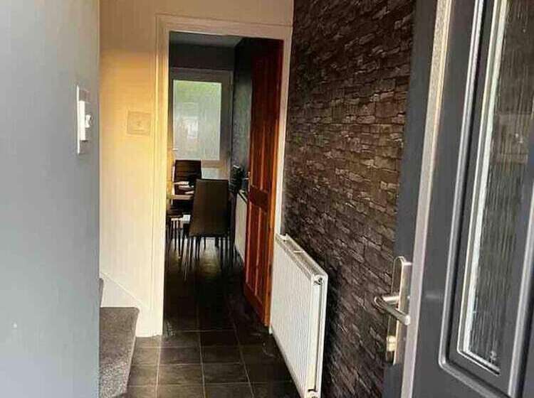 إقامة Spacious 3 Bed House In Swindon