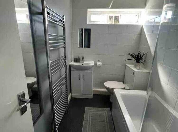 إقامة Spacious 3 Bed House In Swindon