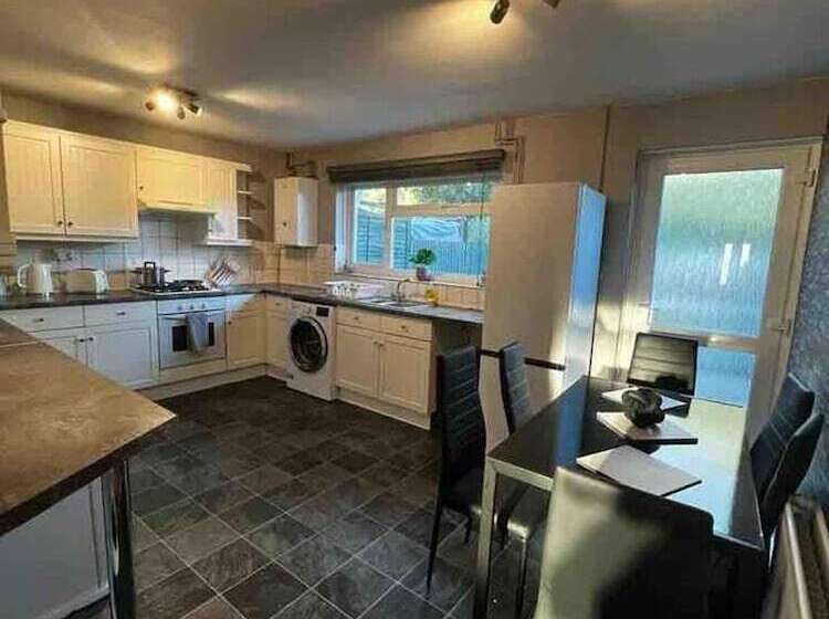 إقامة Spacious 3 Bed House In Swindon