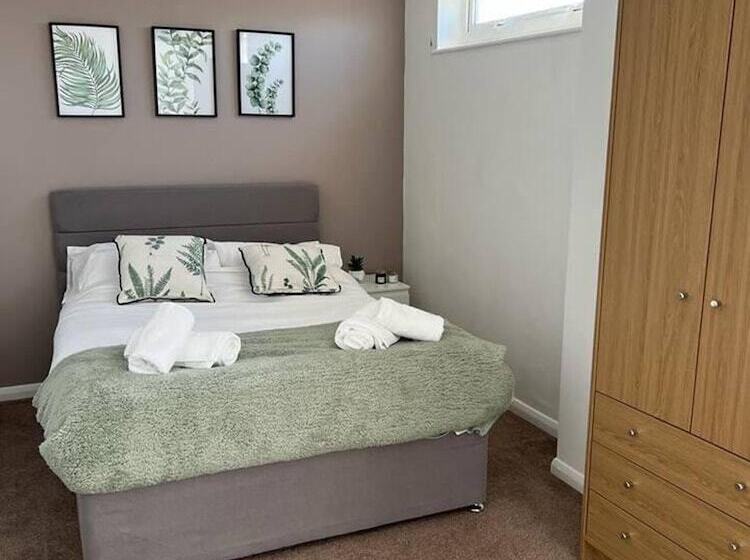 إقامة Spacious 3 Bed House In Swindon