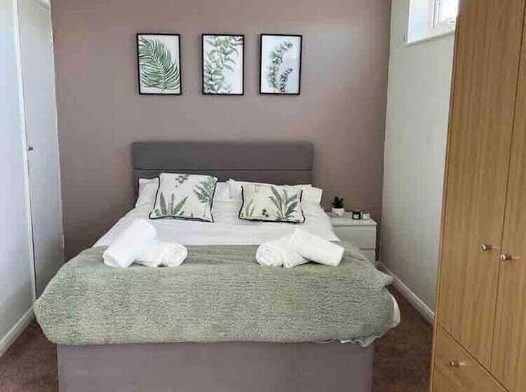 إقامة Spacious 3 Bed House In Swindon