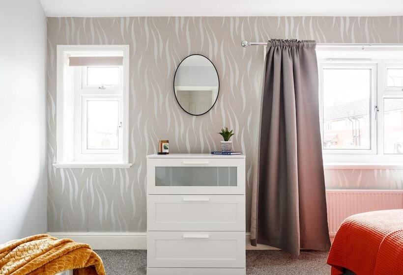 إقامة Two Bed House Sleeps 5 With Large Garden & Parking