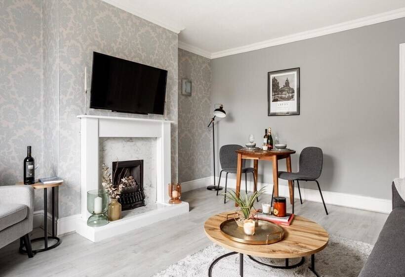 Резиденция Two Bed House Sleeps 5 With Large Garden & Parking