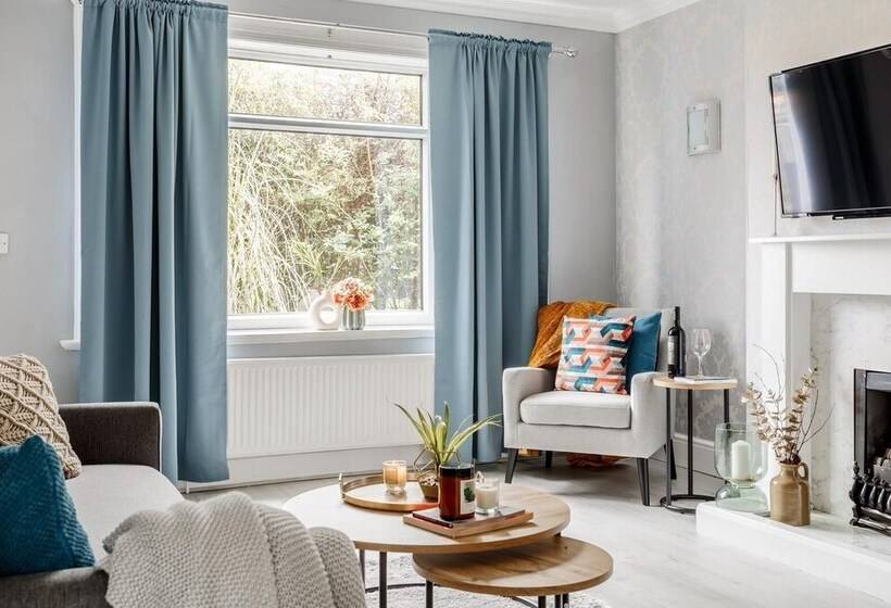 Резиденция Two Bed House Sleeps 5 With Large Garden & Parking