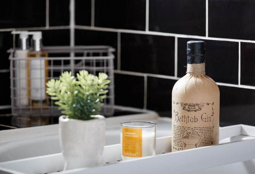 Резиденция Two Bed House Sleeps 5 With Large Garden & Parking