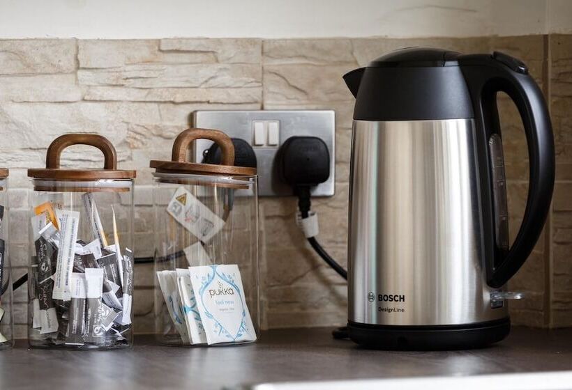 Резиденция Two Bed House Sleeps 5 With Large Garden & Parking