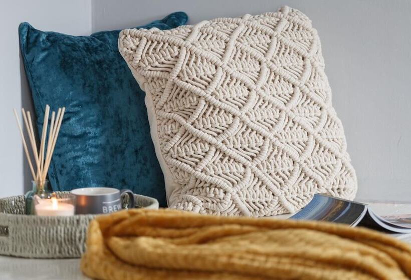 Резиденция Two Bed House Sleeps 5 With Large Garden & Parking