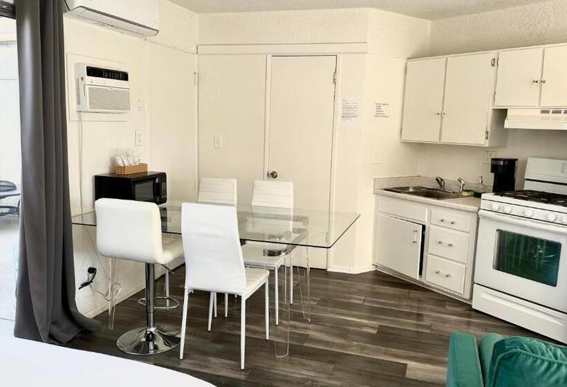 Курорт Paradise Hot Springs