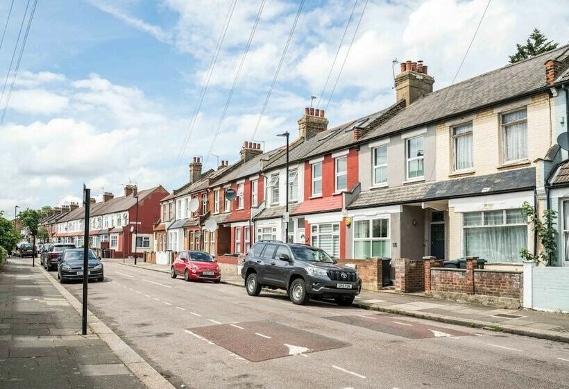 Sleek And Sophisticated 2bd Home Tottenham