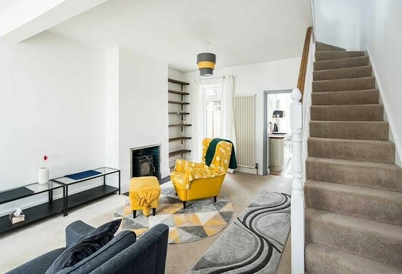 Sleek And Sophisticated 2bd Home Tottenham