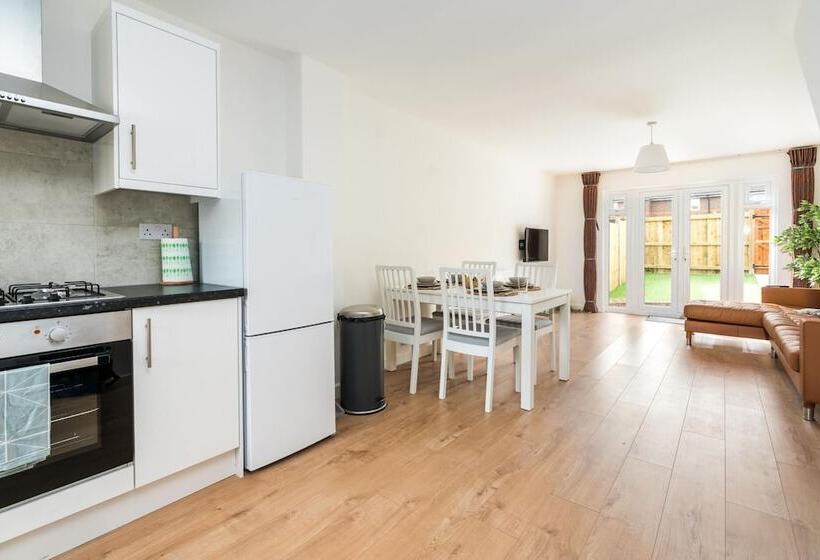 Sleek And Stylish 2bd Home With A Garden Anerley
