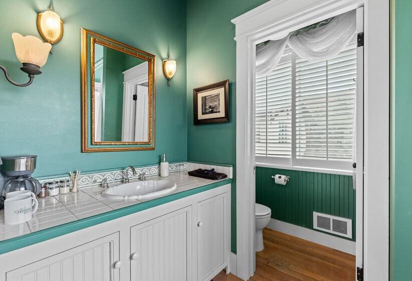 The Peerless Hotel By Wanderlodges