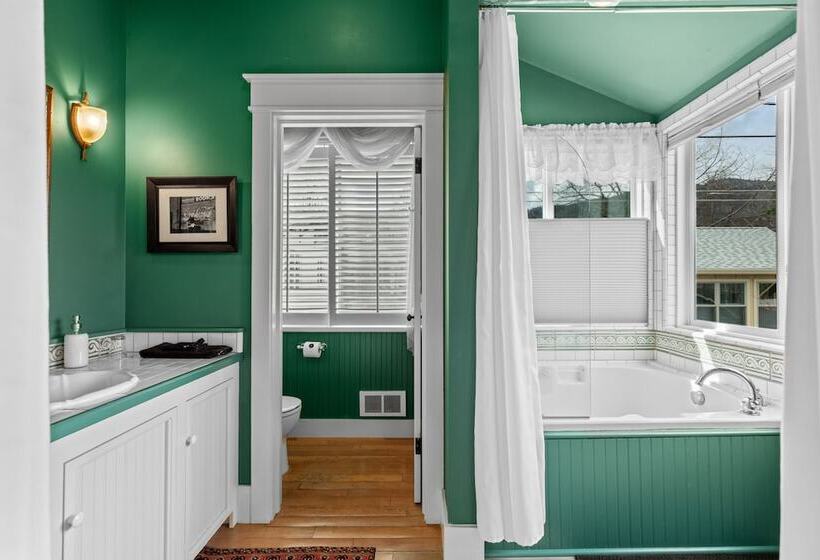 The Peerless Hotel By Wanderlodges