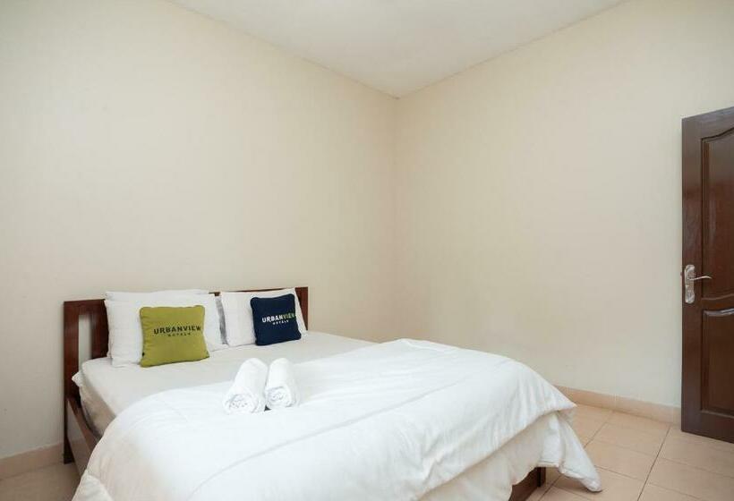 Urbanview Hotel Syariah Insani Cisarua Puncak