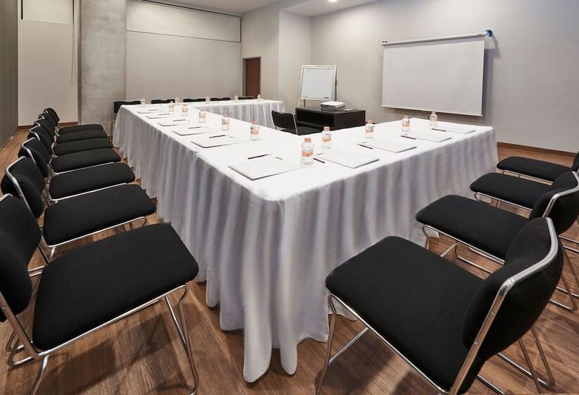 בית מלון כפרי City Express Suites By Marriott Tijuana Rio