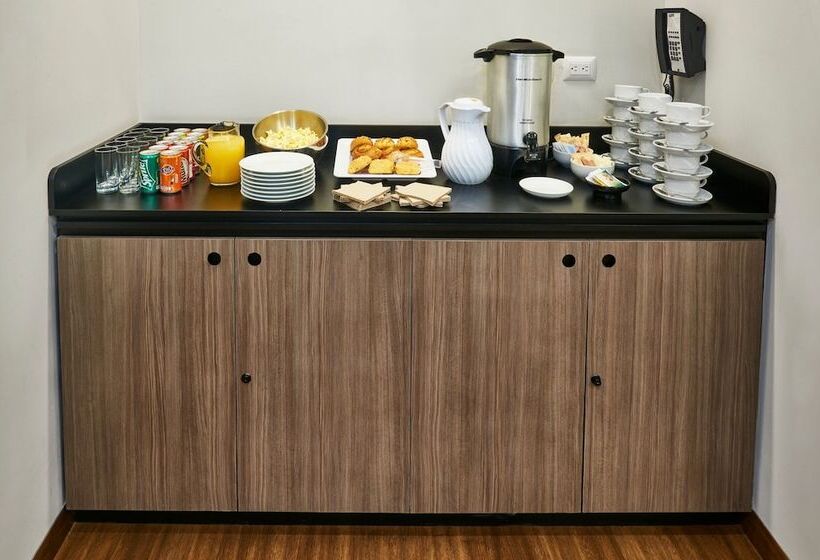 בית מלון כפרי City Express Suites By Marriott Tijuana Rio