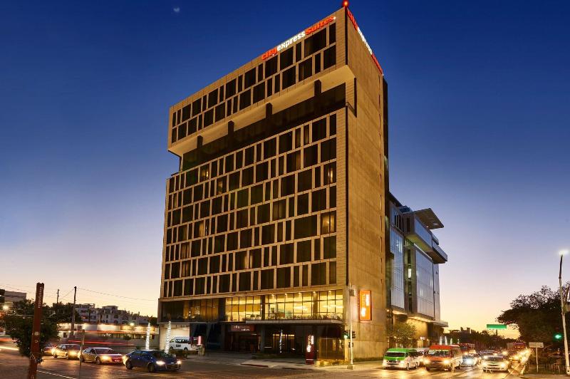 בית מלון כפרי City Express Suites By Marriott Tijuana Rio