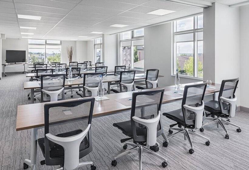 Отель Element Calgary Airport