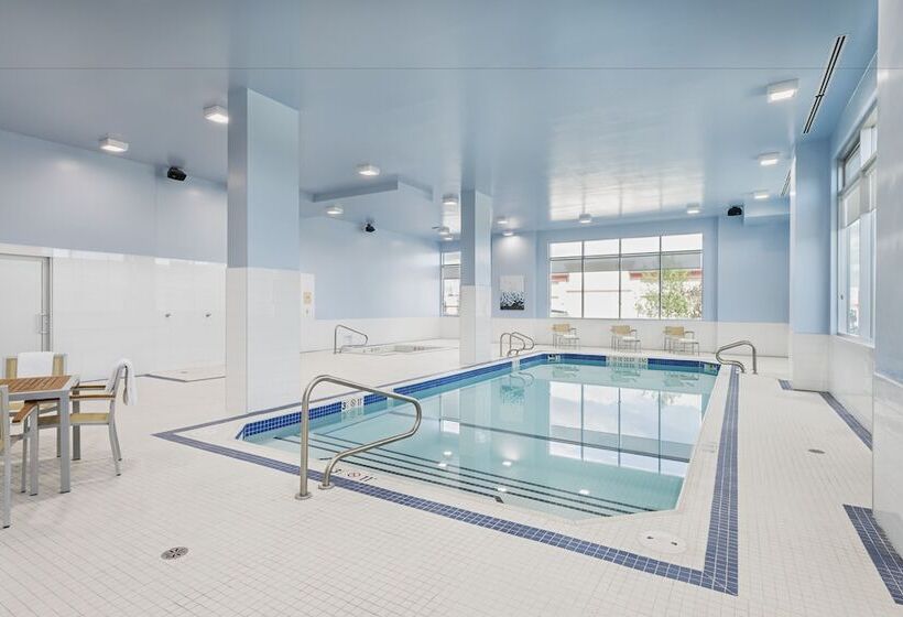 호텔 Element Calgary Airport