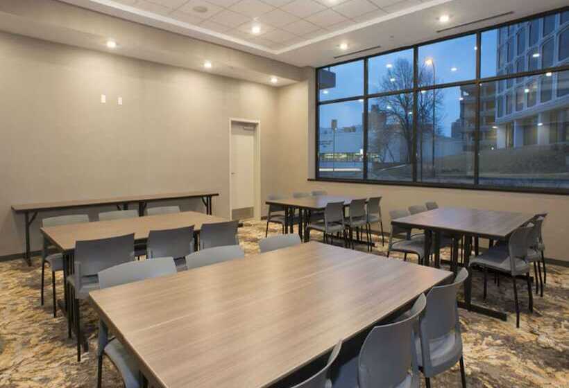 Отель Hampton Inn & Suites Minneapolis University Area