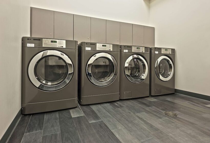 Отель Hampton Inn & Suites Minneapolis University Area