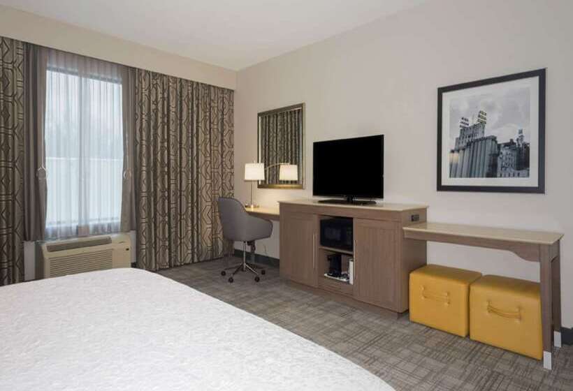 Отель Hampton Inn & Suites Minneapolis University Area