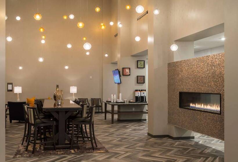 Отель Hampton Inn & Suites Minneapolis University Area