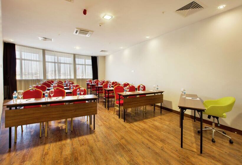 هتل Hilton Garden Inn Kocaeli Sekerpinar