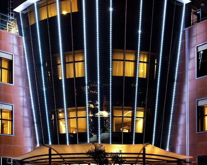 هتل Hilton Garden Inn Kocaeli Sekerpinar