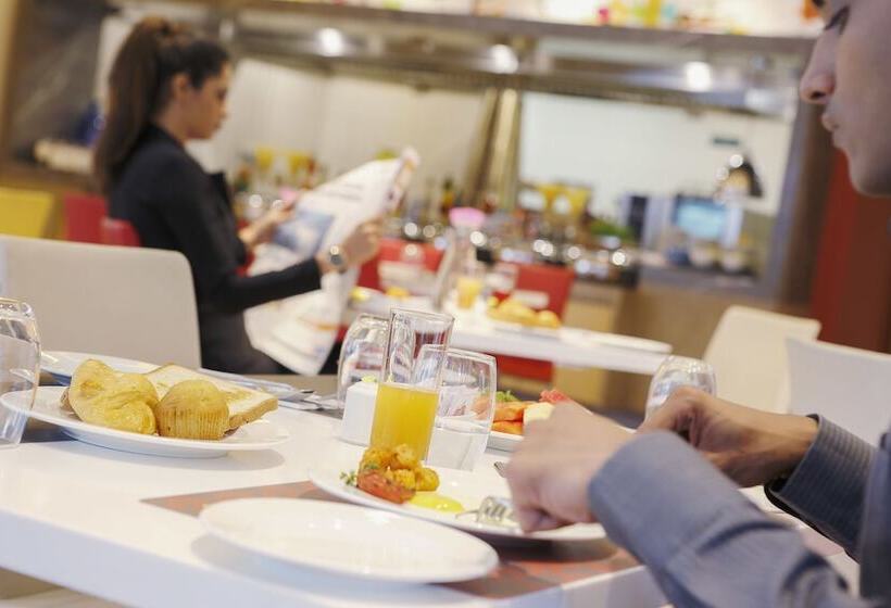 בית מלון כפרי Ibis Hyderabad Hitech City