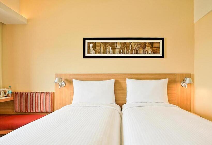 בית מלון כפרי Ibis Hyderabad Hitech City