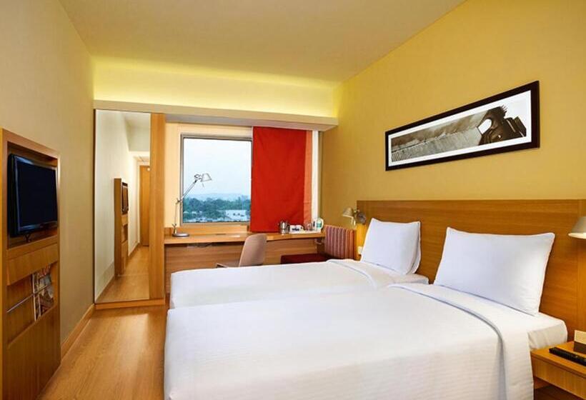 בית מלון כפרי Ibis Hyderabad Hitech City