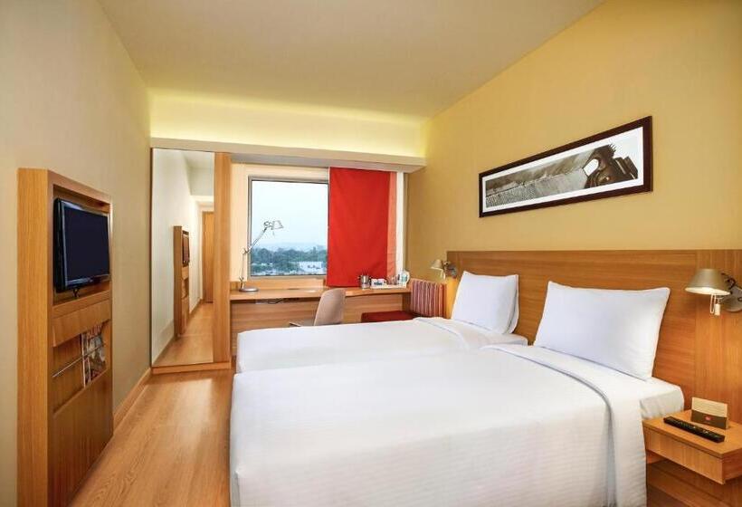 בית מלון כפרי Ibis Hyderabad Hitech City