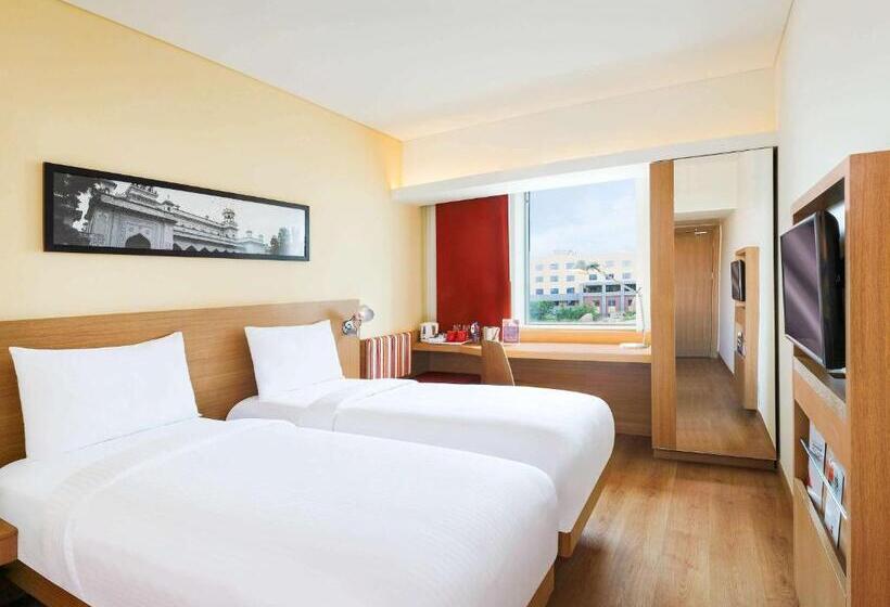 בית מלון כפרי Ibis Hyderabad Hitech City