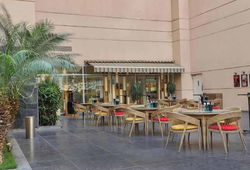 בית מלון כפרי Ibis Hyderabad Hitech City