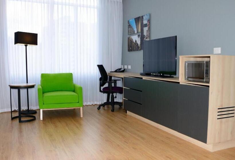 Отель La Quinta By Wyndham Medellin