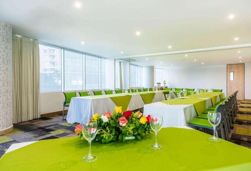 Отель La Quinta By Wyndham Medellin