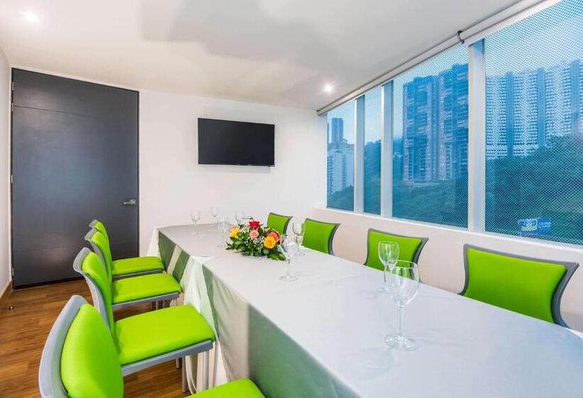 Отель La Quinta By Wyndham Medellin