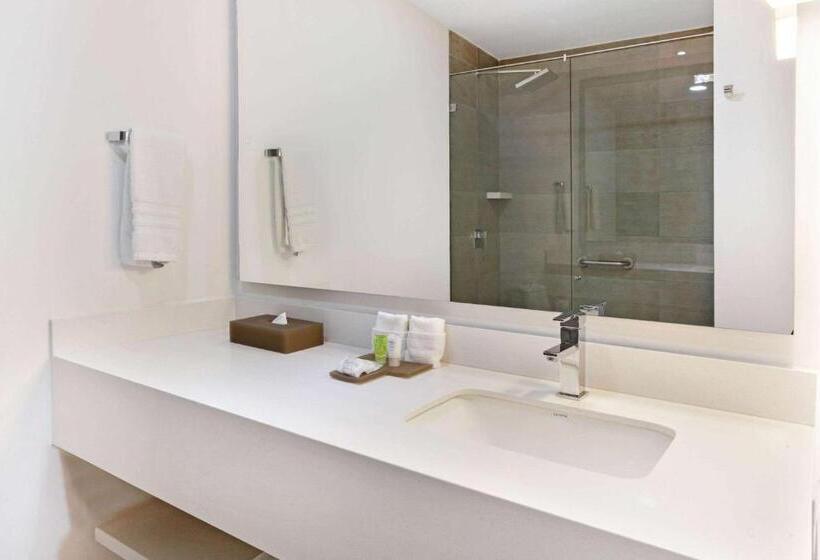 هتل La Quinta By Wyndham Medellin