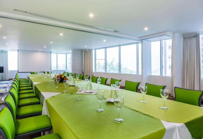 Отель La Quinta By Wyndham Medellin